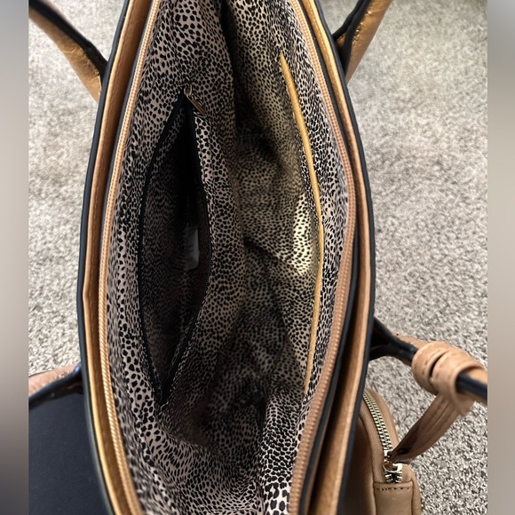 Tan faux leather shoulder Bag w/ detachable round bag. - Picture 5 of 6